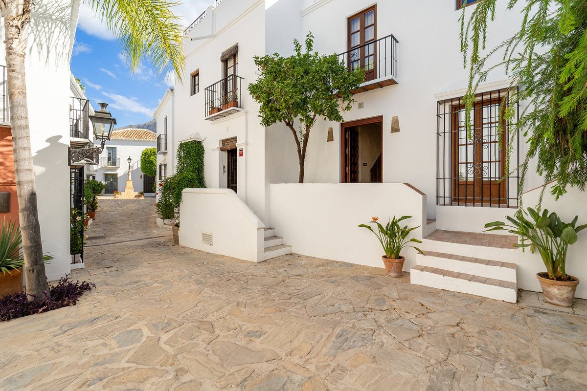 2 Bed Semi-Detached House in The Golden Mile