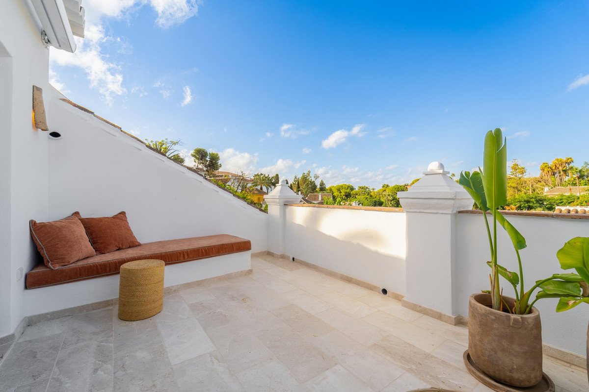 2 Bed Semi-Detached House in The Golden Mile