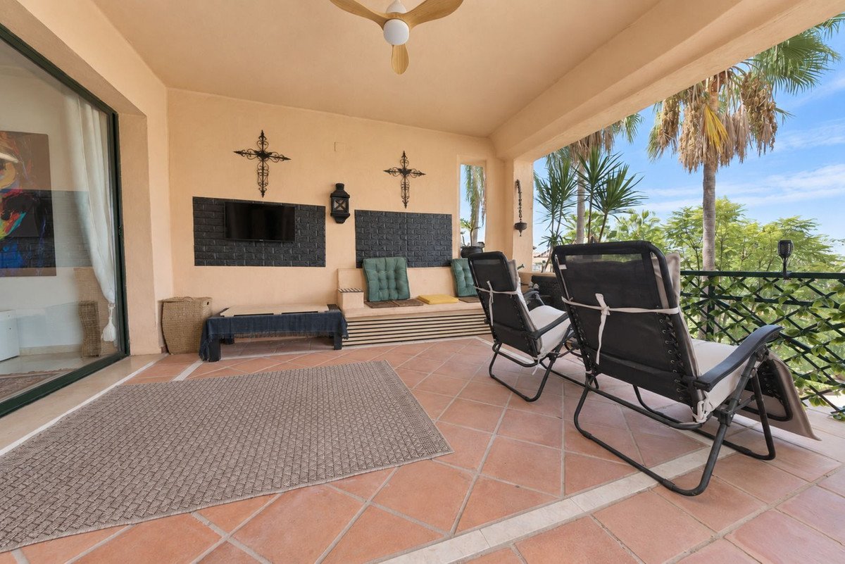 2 Bed Middle Floor Apartment in Estepona