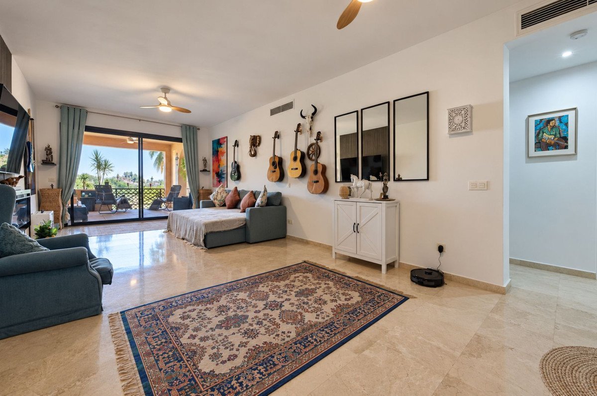 2 Bed Middle Floor Apartment in Estepona