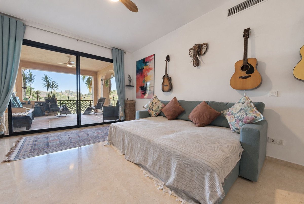 2 Bed Middle Floor Apartment in Estepona