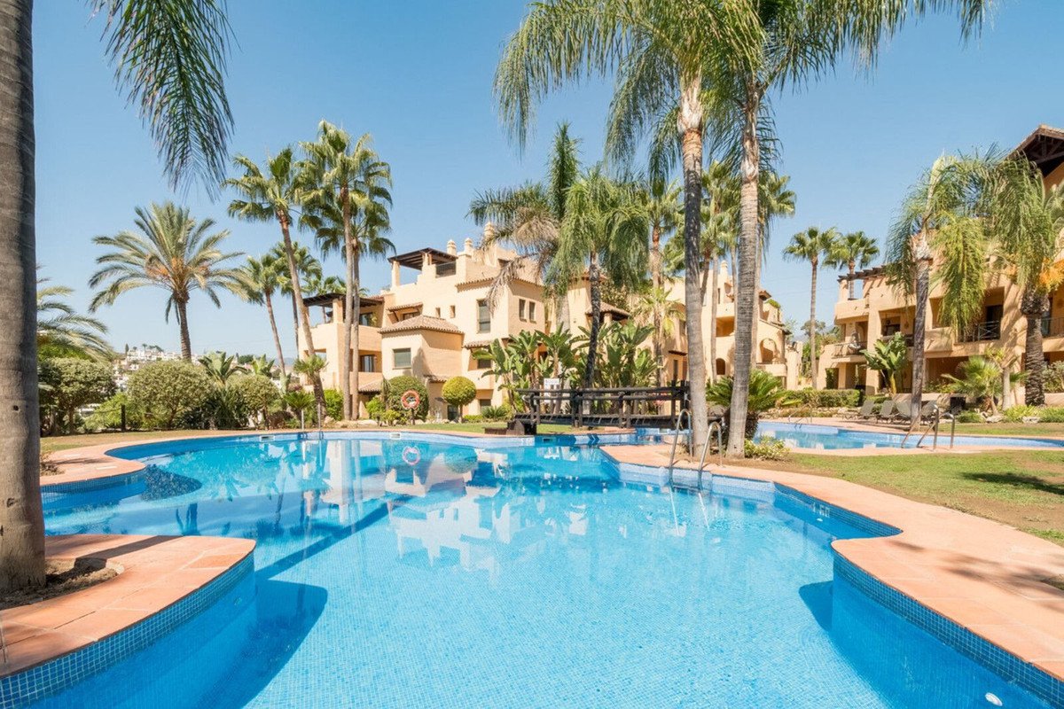 2 Bed Middle Floor Apartment in Estepona