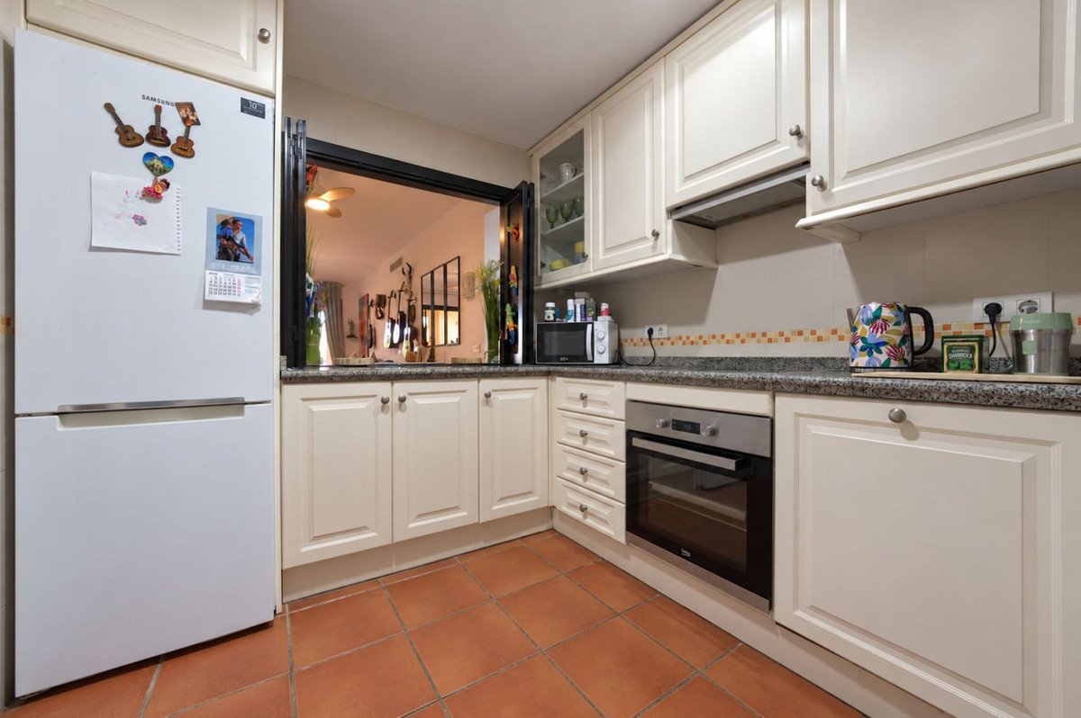 2 Bed Middle Floor Apartment in Estepona