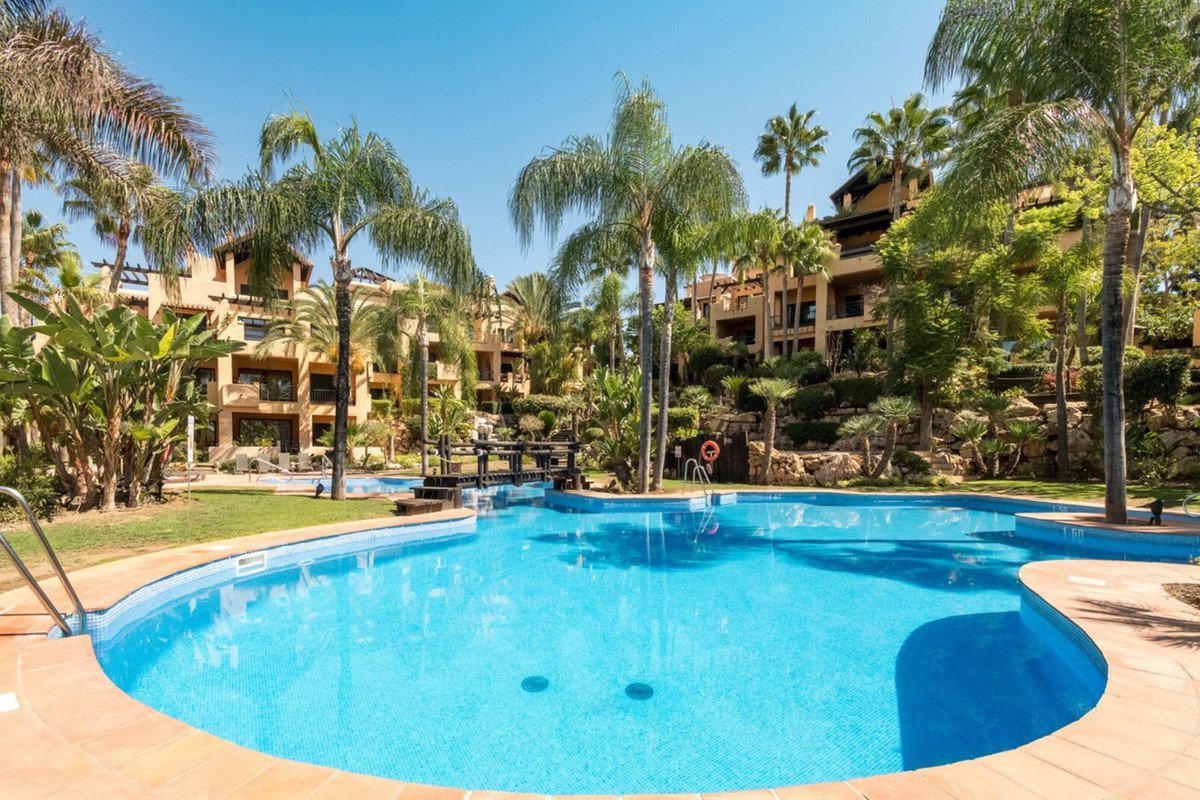 2 Bed Middle Floor Apartment in Estepona