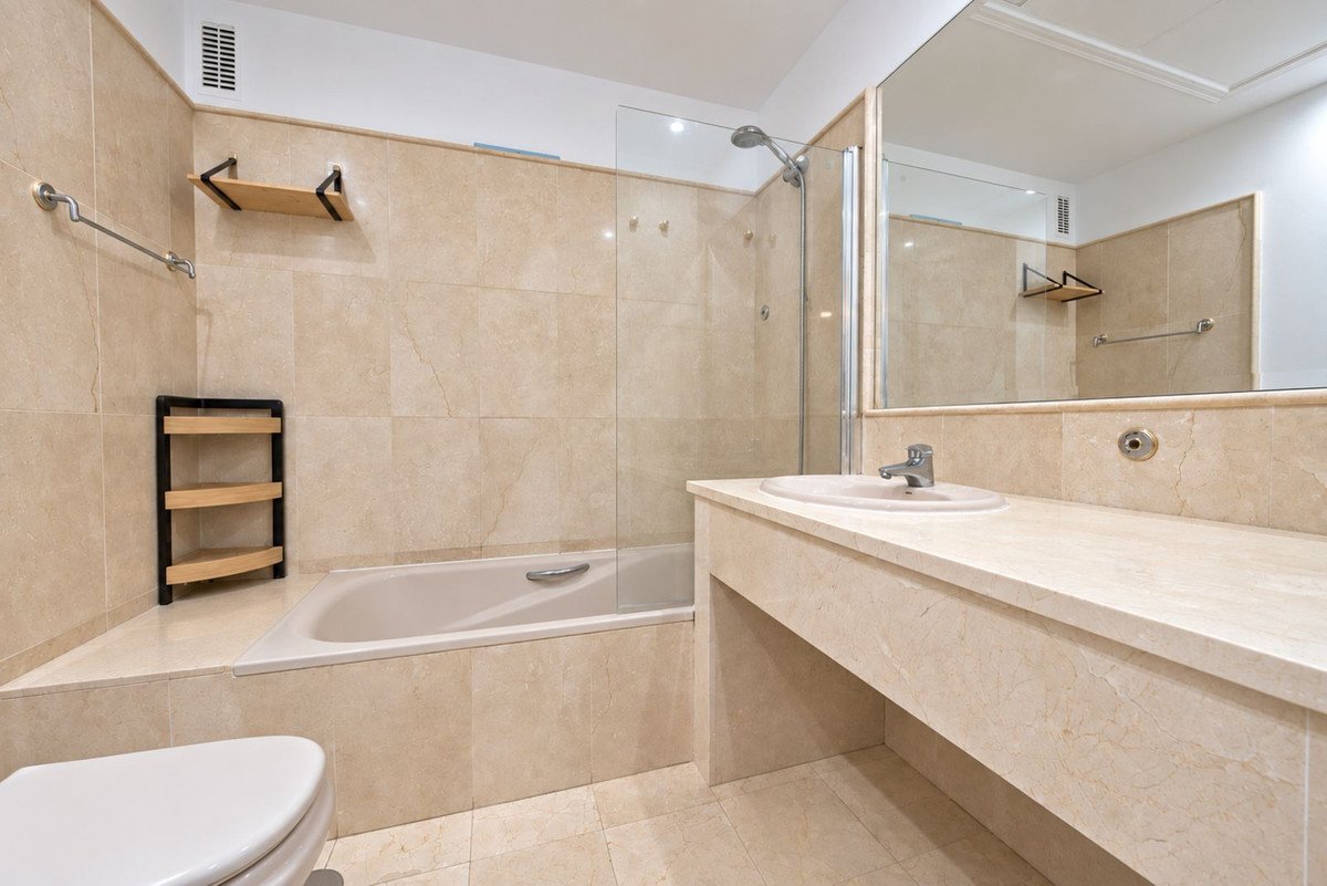 2 Bed Middle Floor Apartment in Estepona