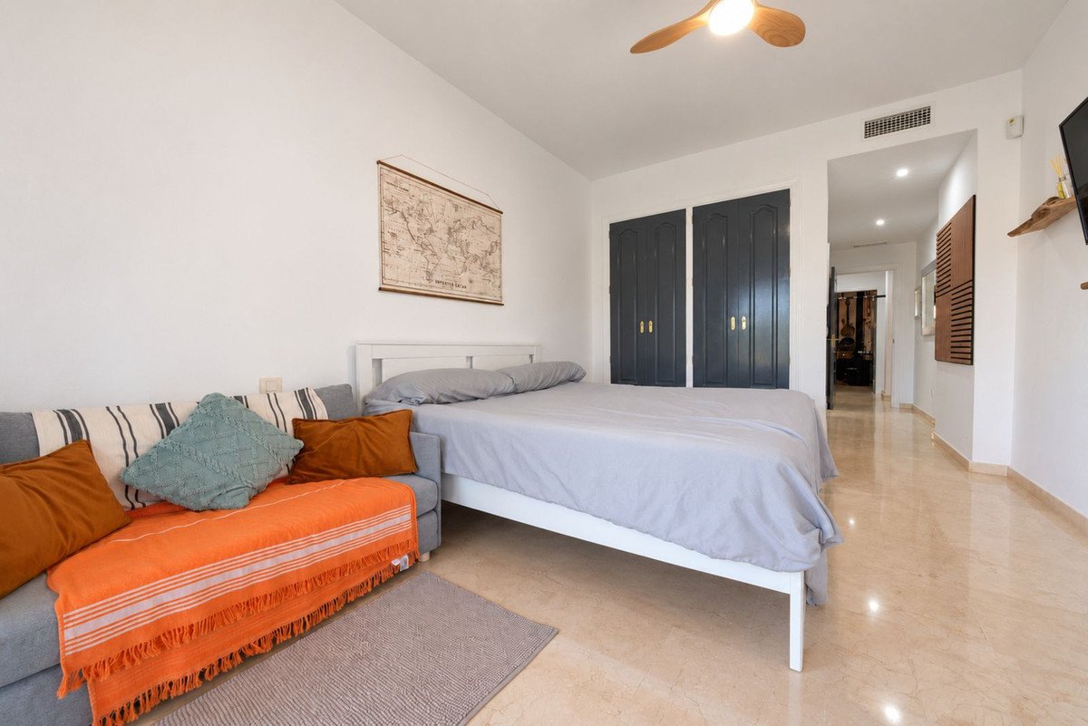 2 Bed Middle Floor Apartment in Estepona