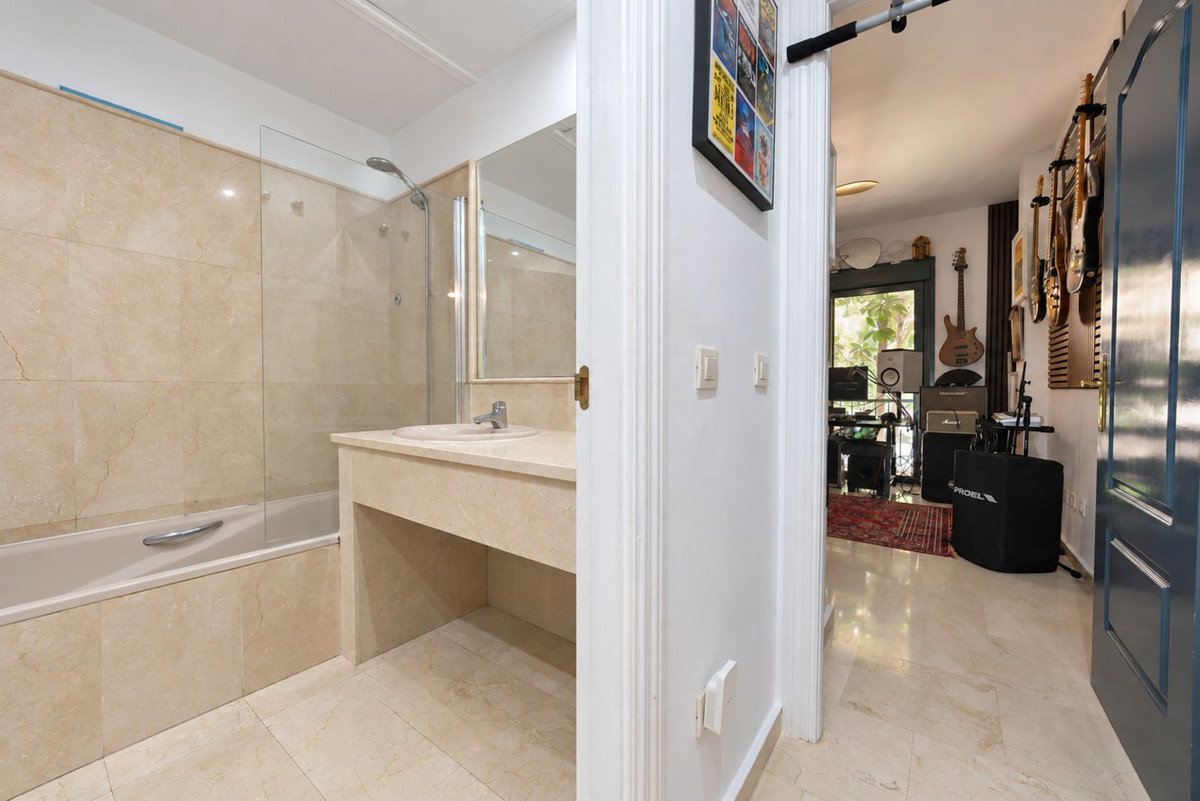 2 Bed Middle Floor Apartment in Estepona