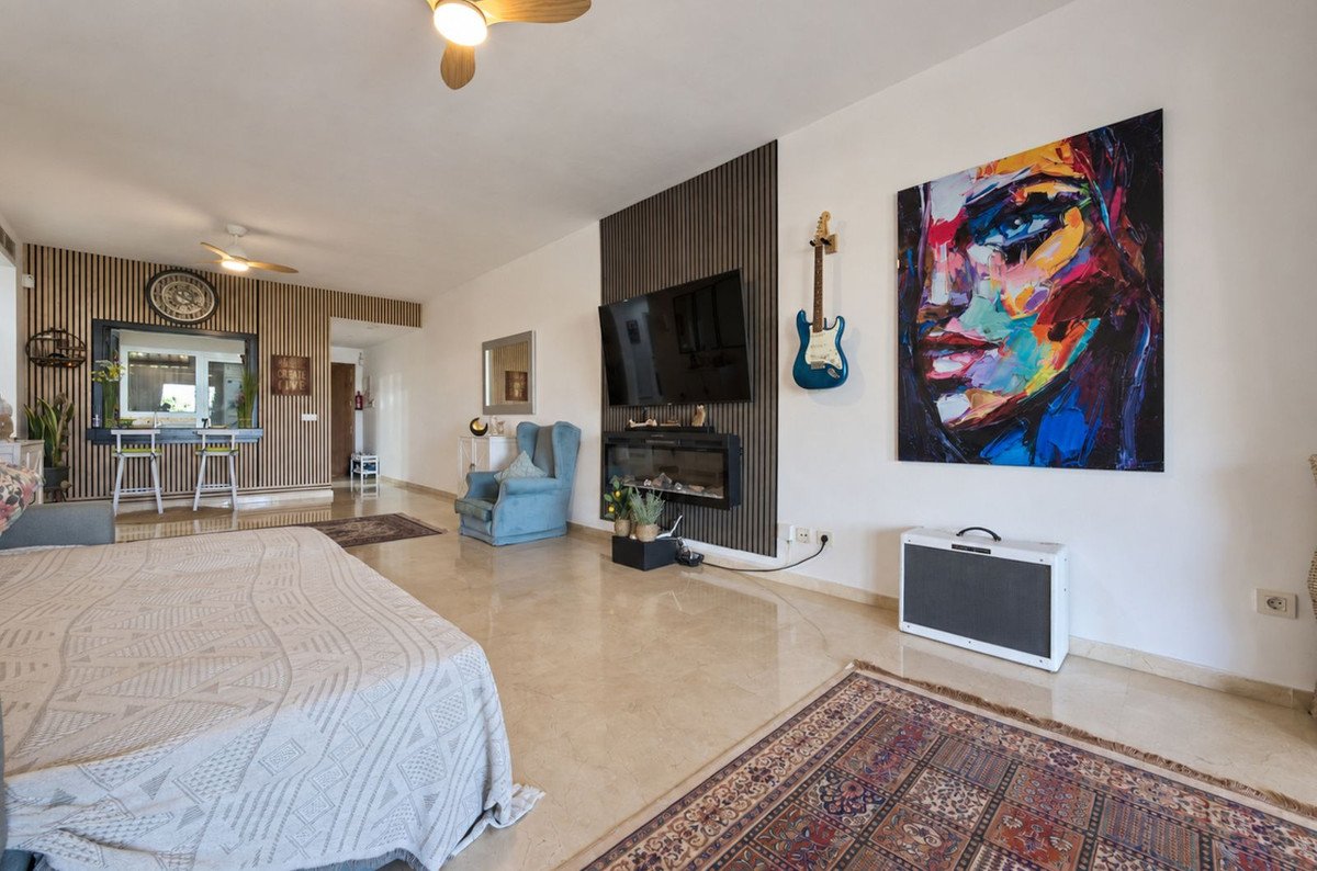 2 Bed Middle Floor Apartment in Estepona