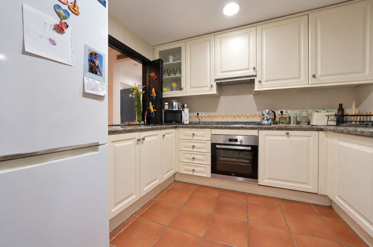 2 Bed Middle Floor Apartment in Estepona