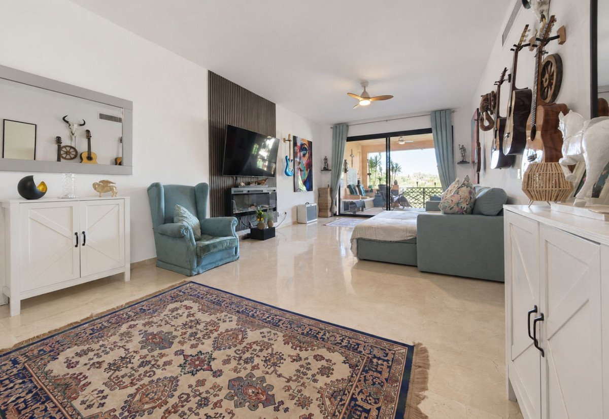 2 Bed Middle Floor Apartment in Estepona