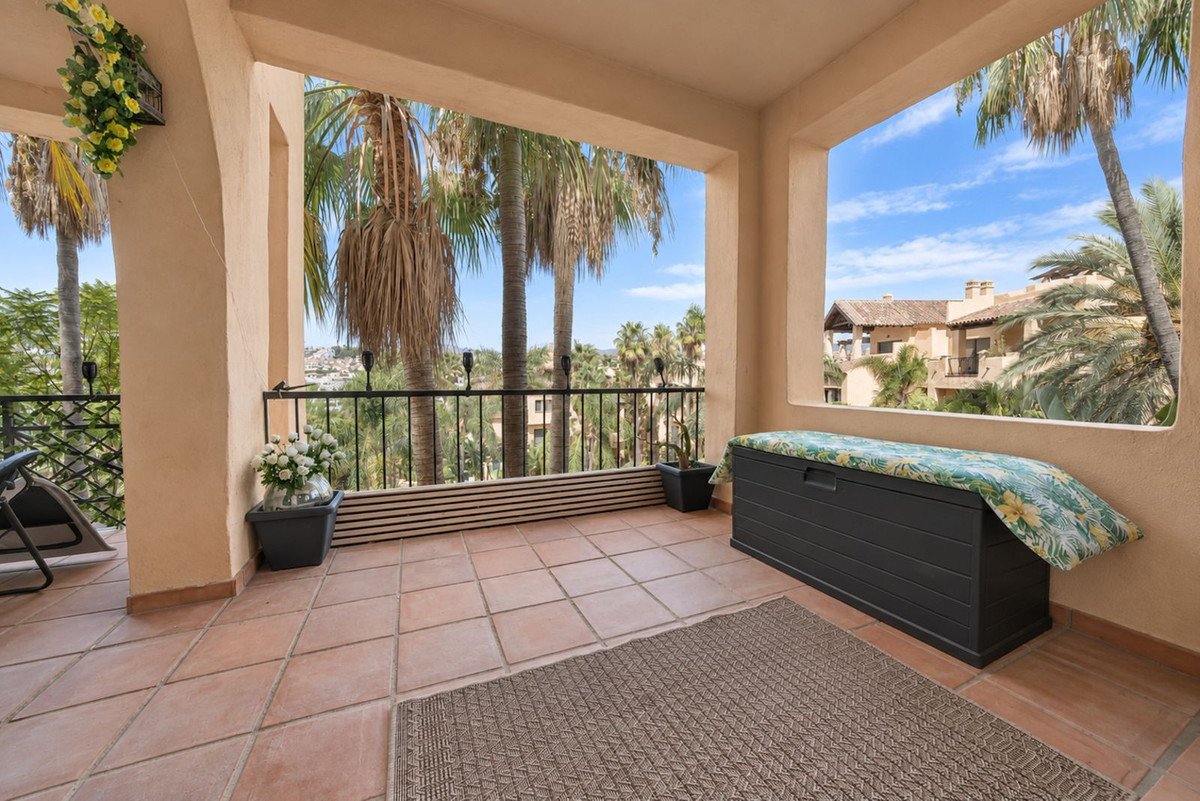 2 Bed Middle Floor Apartment in Estepona