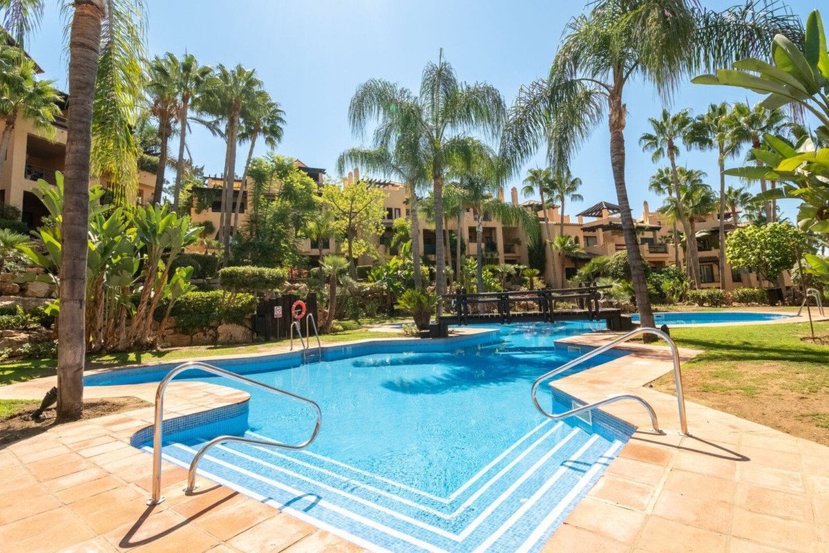 2 Bed Middle Floor Apartment in Estepona