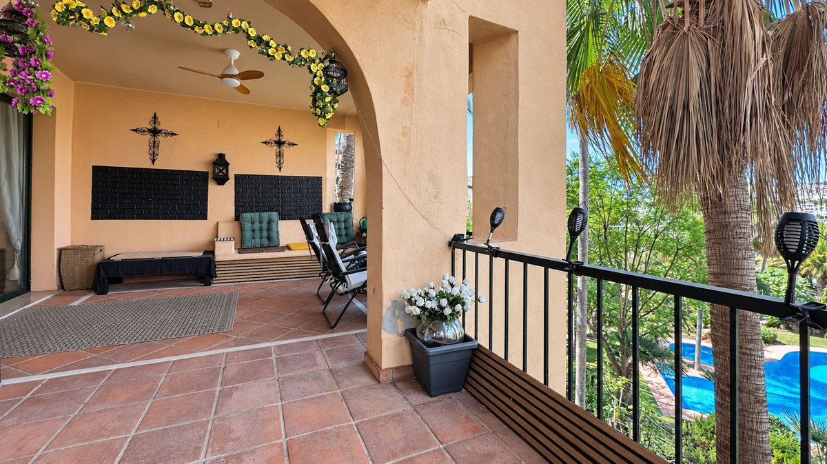 2 Bed Middle Floor Apartment in Estepona