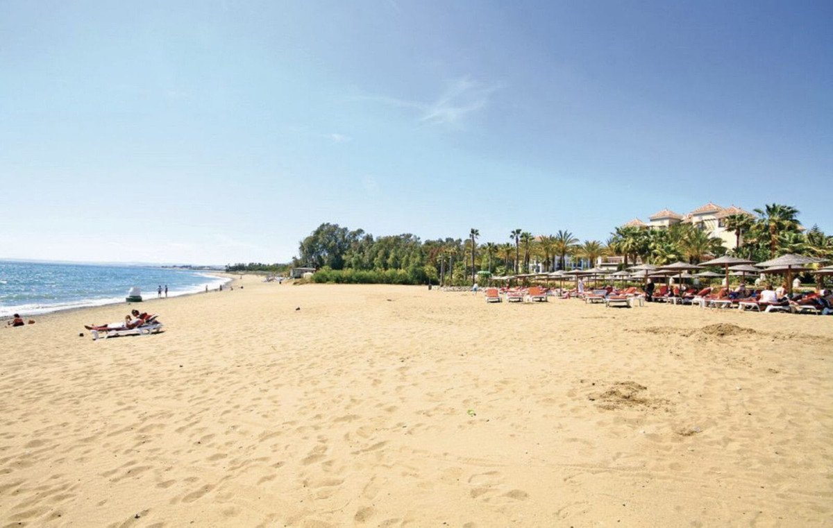 2 Bed Middle Floor Apartment in Estepona