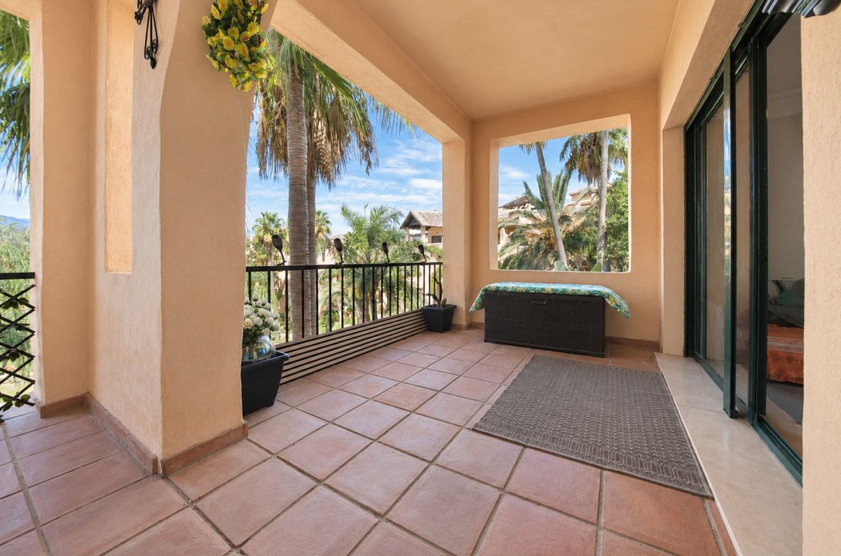 2 Bed Middle Floor Apartment in Estepona
