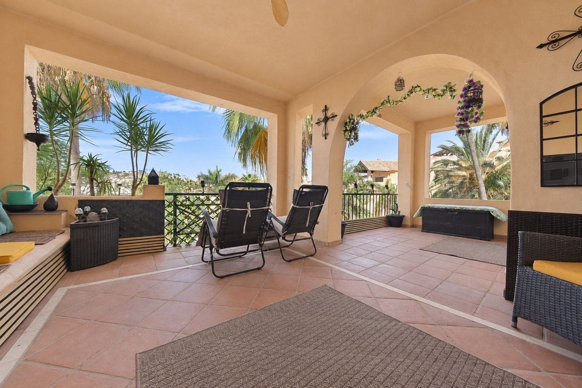 2 Bed Middle Floor Apartment in Estepona