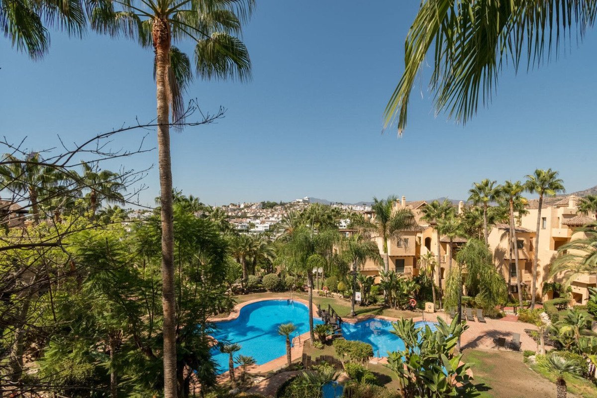 2 Bed Middle Floor Apartment in Estepona