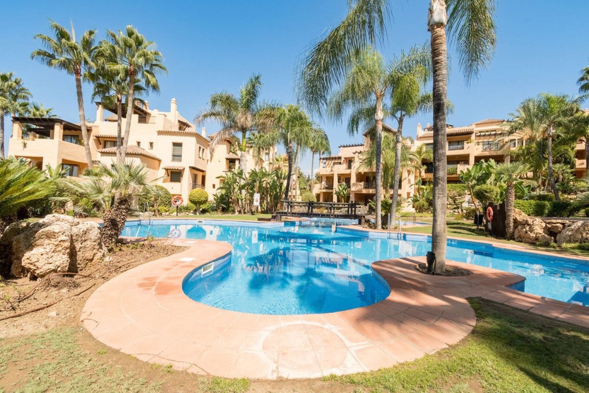 2 Bed Middle Floor Apartment in Estepona