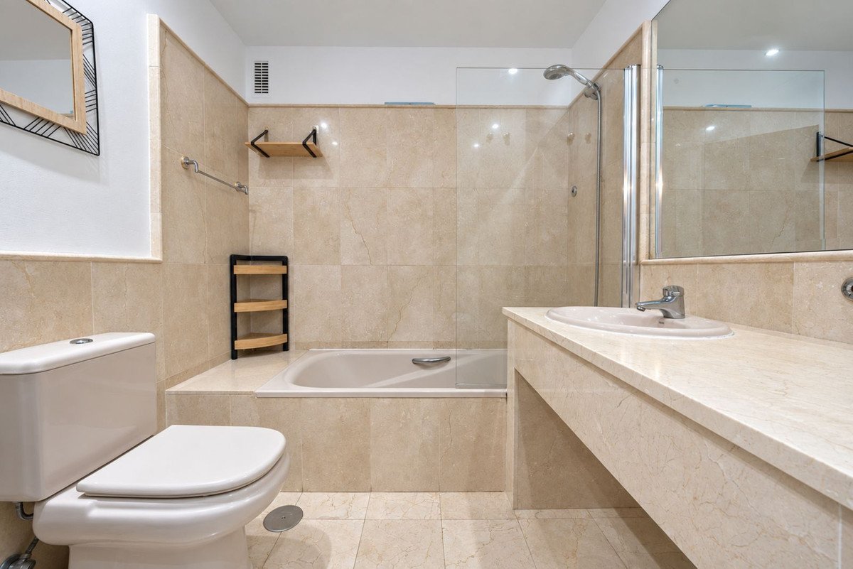 2 Bed Middle Floor Apartment in Estepona