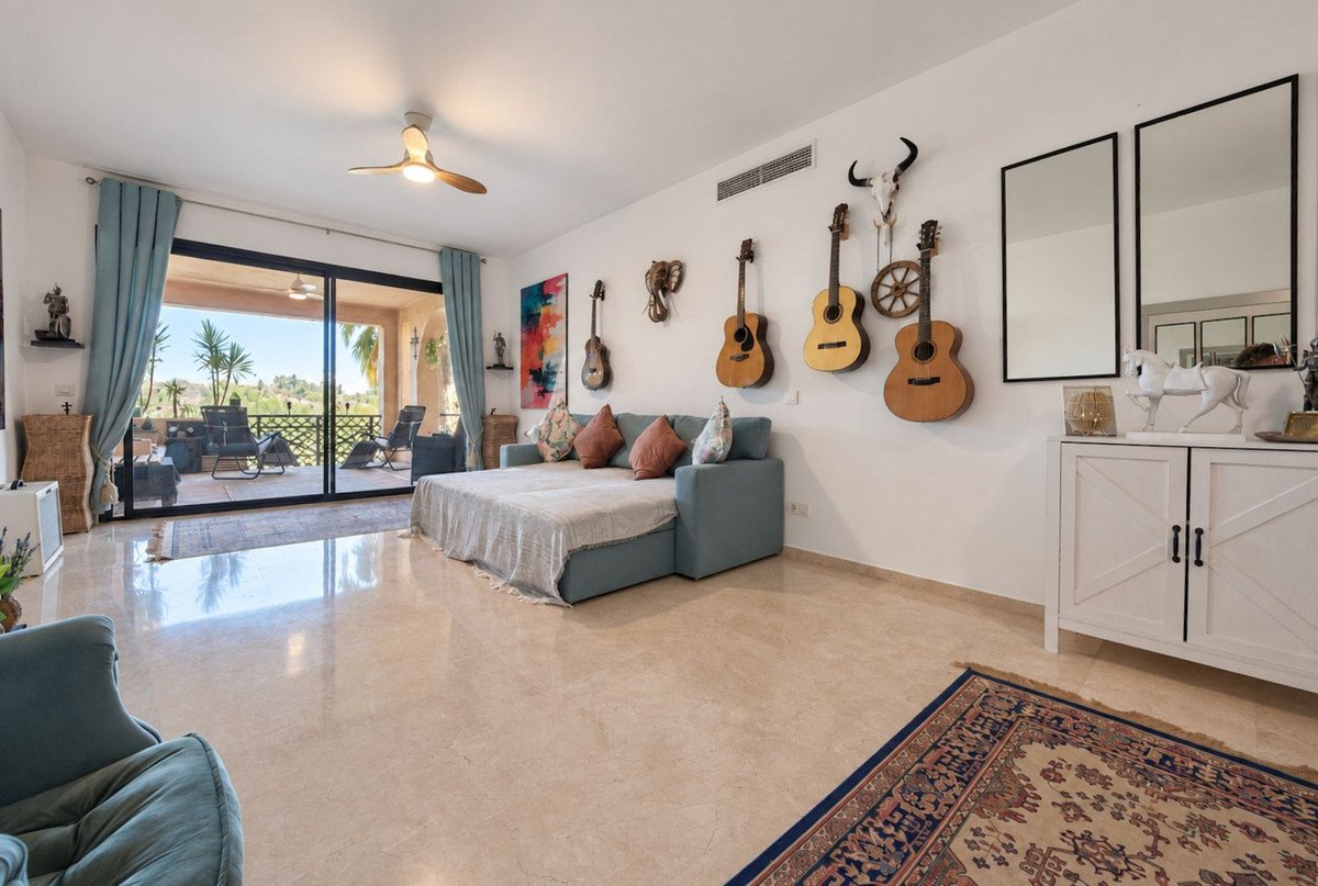2 Bed Middle Floor Apartment in Estepona