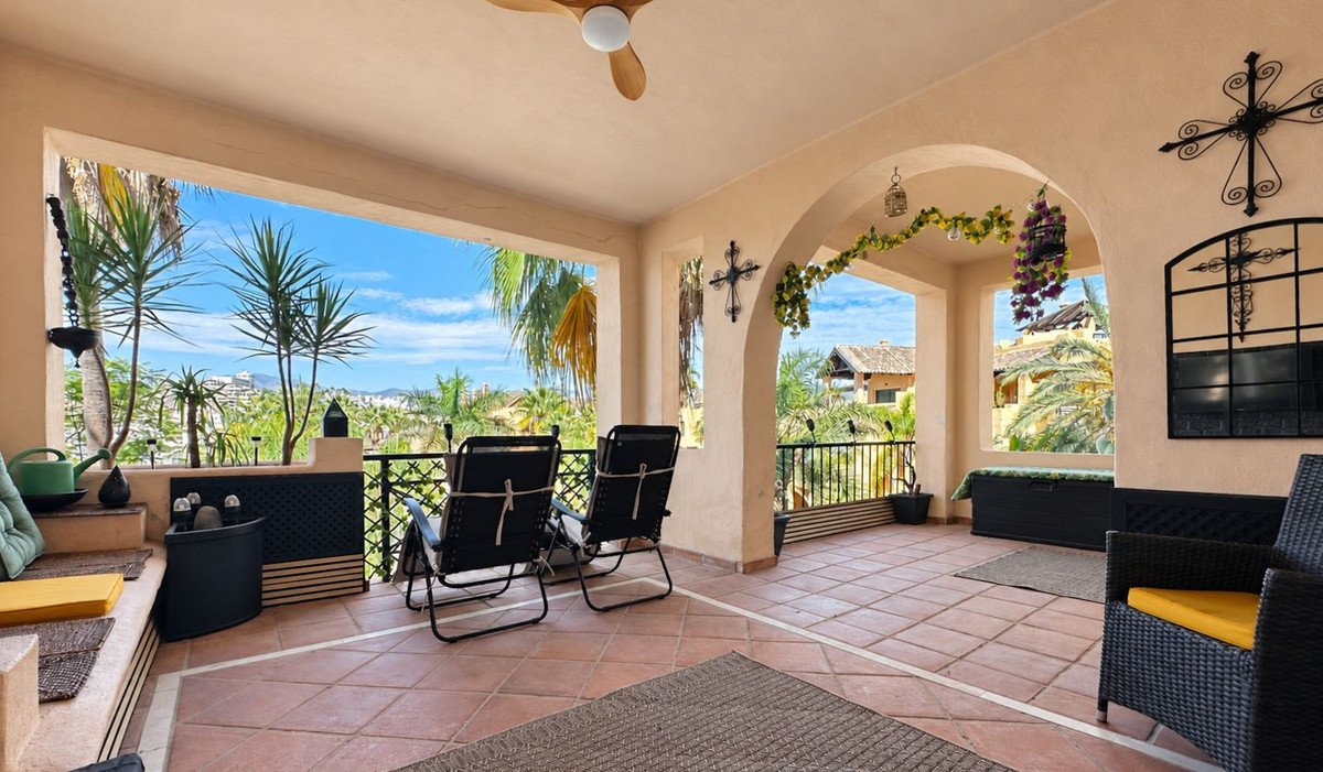 2 Bed Middle Floor Apartment in Estepona