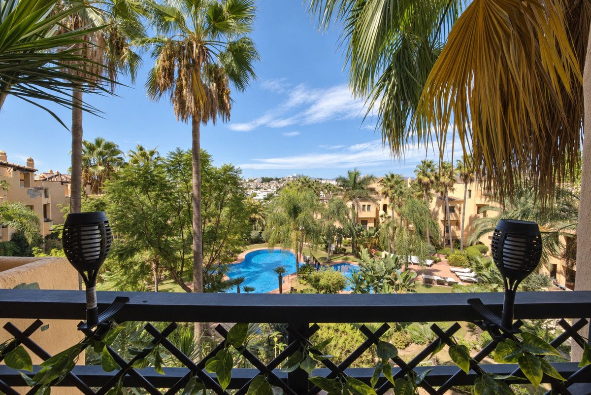 2 Bed Middle Floor Apartment in Estepona