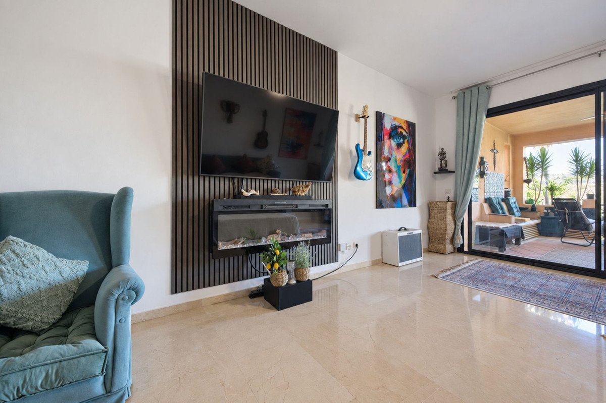 2 Bed Middle Floor Apartment in Estepona