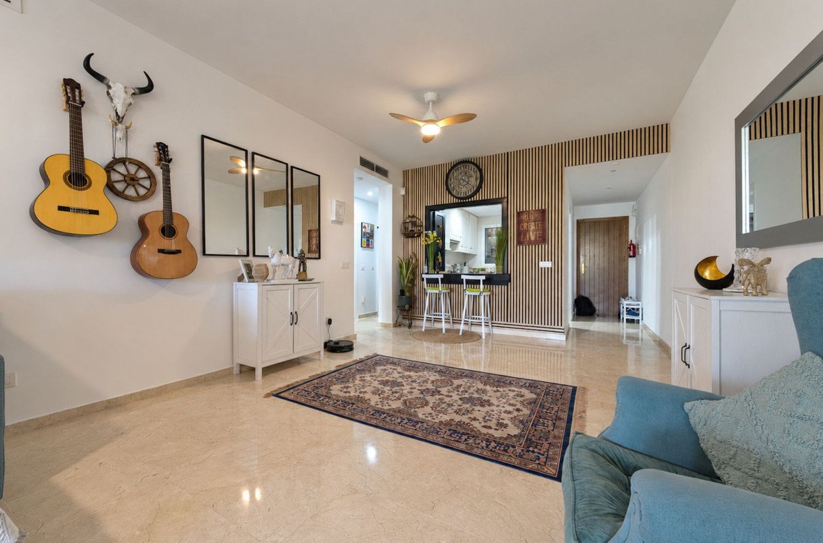 2 Bed Middle Floor Apartment in Estepona