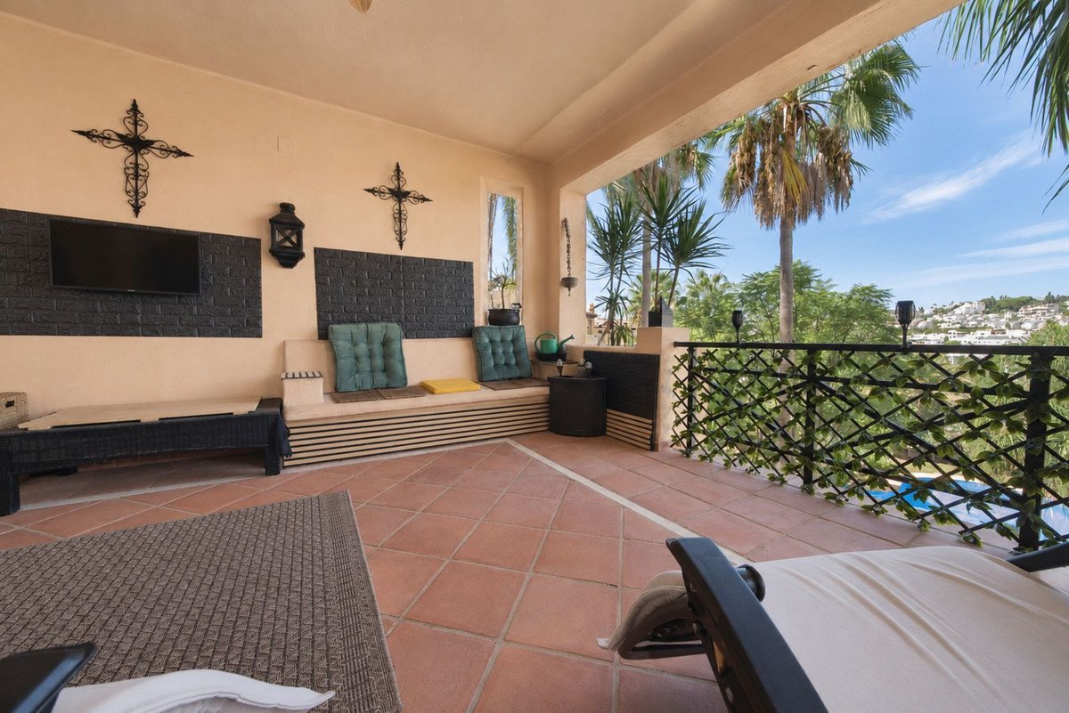 2 Bed Middle Floor Apartment in Estepona