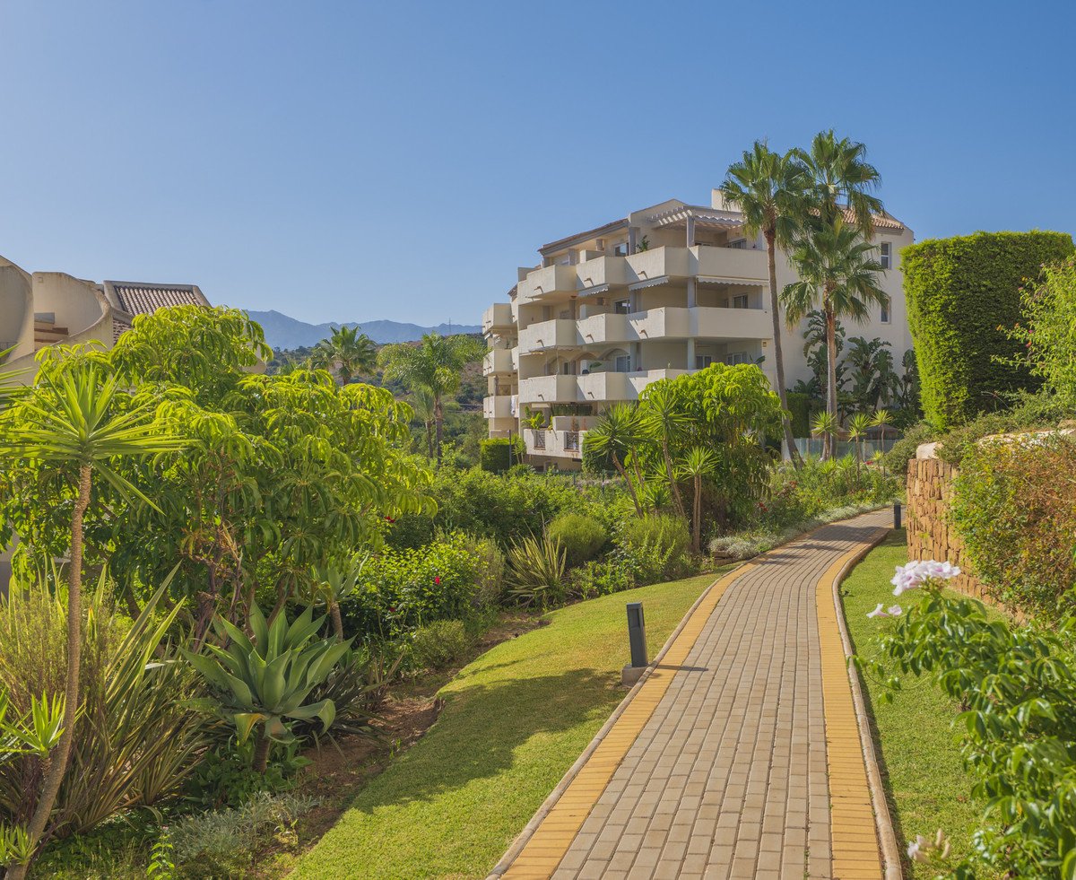 2 Bed Middle Floor Apartment in Elviria