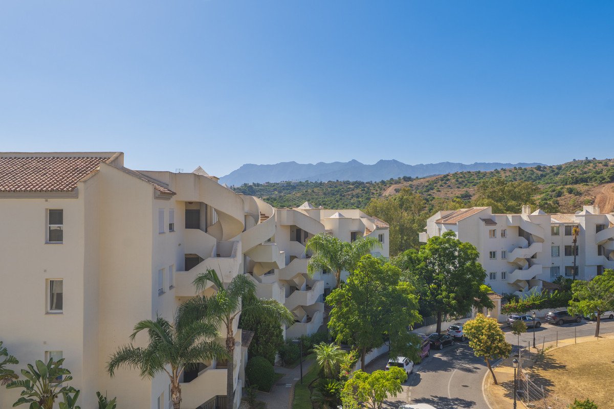 2 Bed Middle Floor Apartment in Elviria