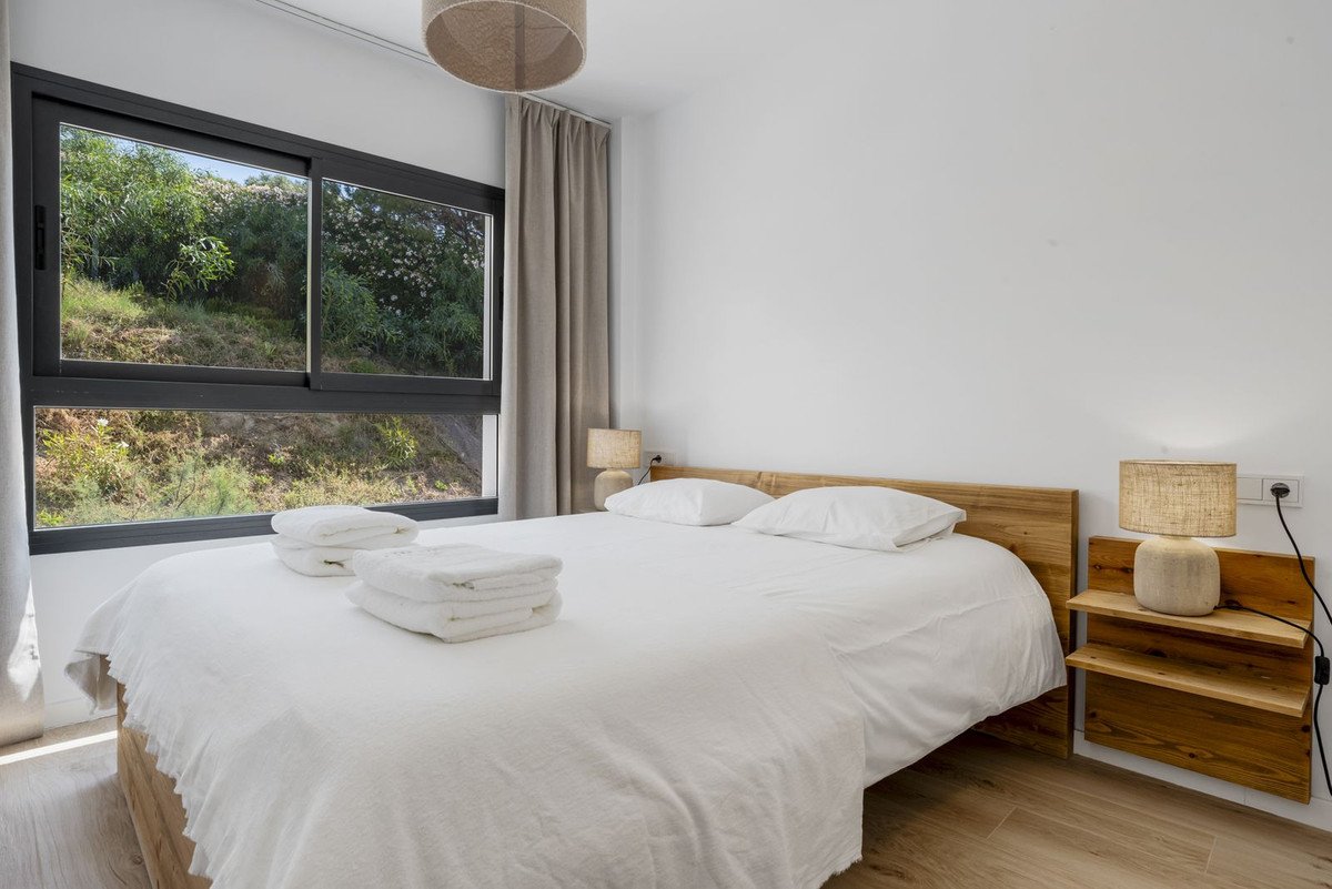 2 Bed Middle Floor Apartment in Estepona