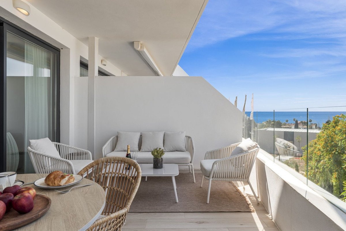 2 Bed Middle Floor Apartment in Estepona