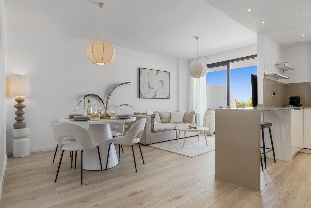 2 Bed Middle Floor Apartment in Estepona