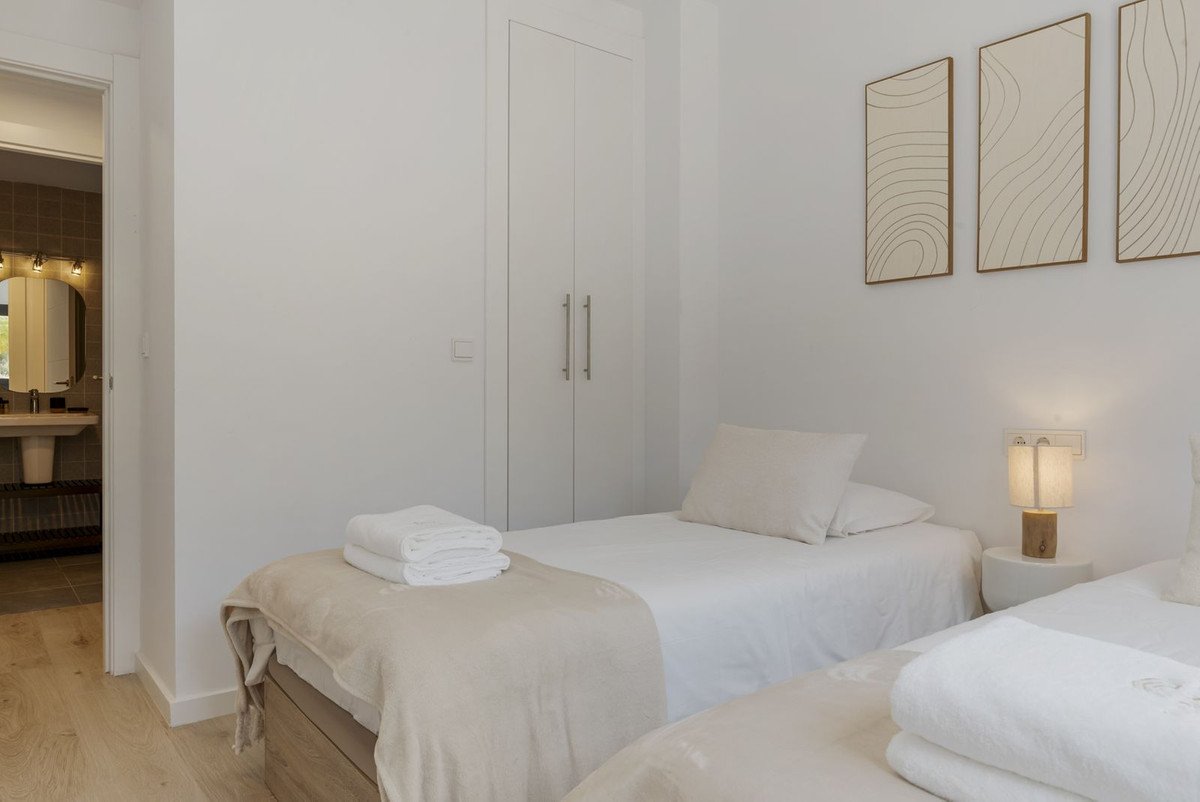 2 Bed Middle Floor Apartment in Estepona