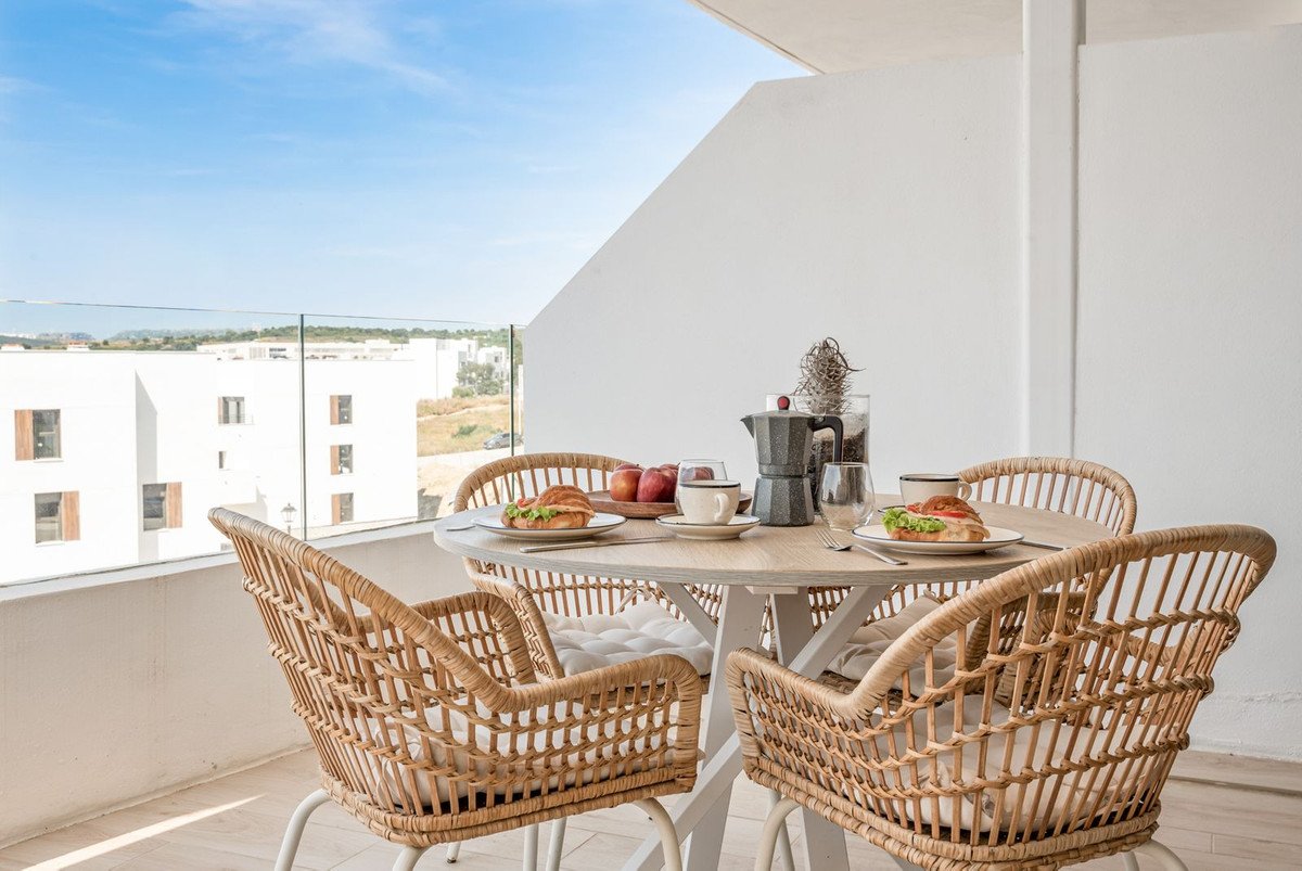 2 Bed Middle Floor Apartment in Estepona