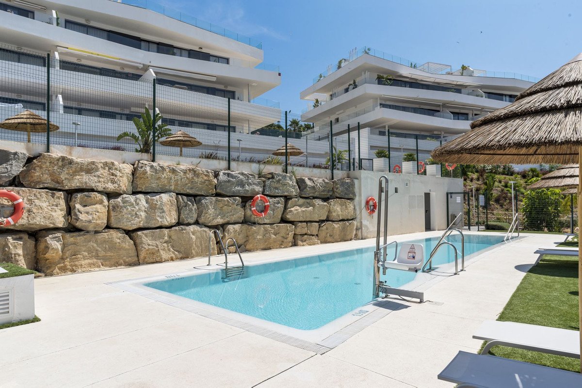 2 Bed Middle Floor Apartment in Estepona