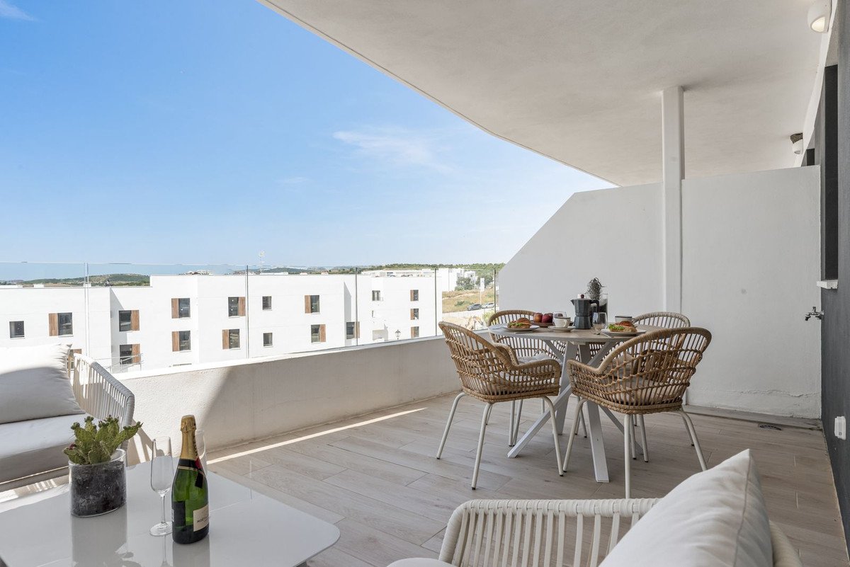 2 Bed Middle Floor Apartment in Estepona
