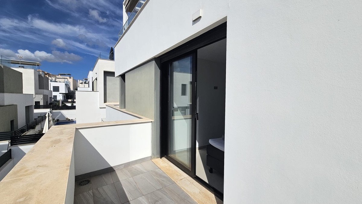 6 Bed Detached Villa in Villamartin