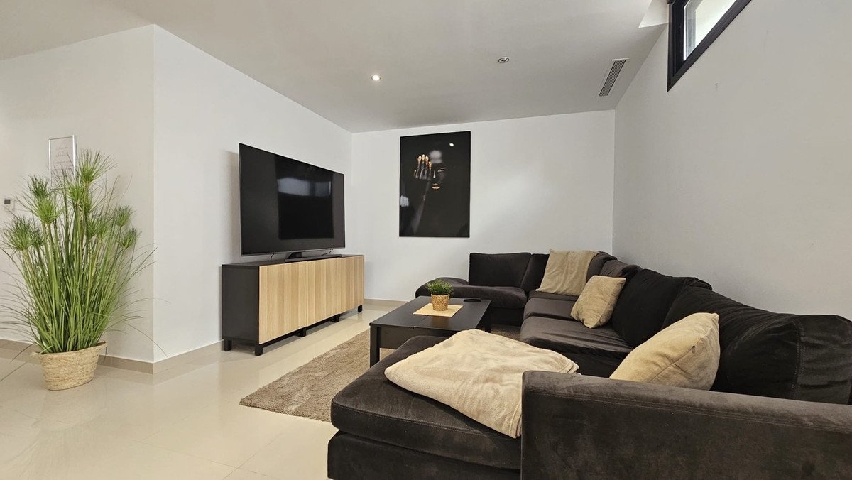 6 Bed Detached Villa in Villamartin