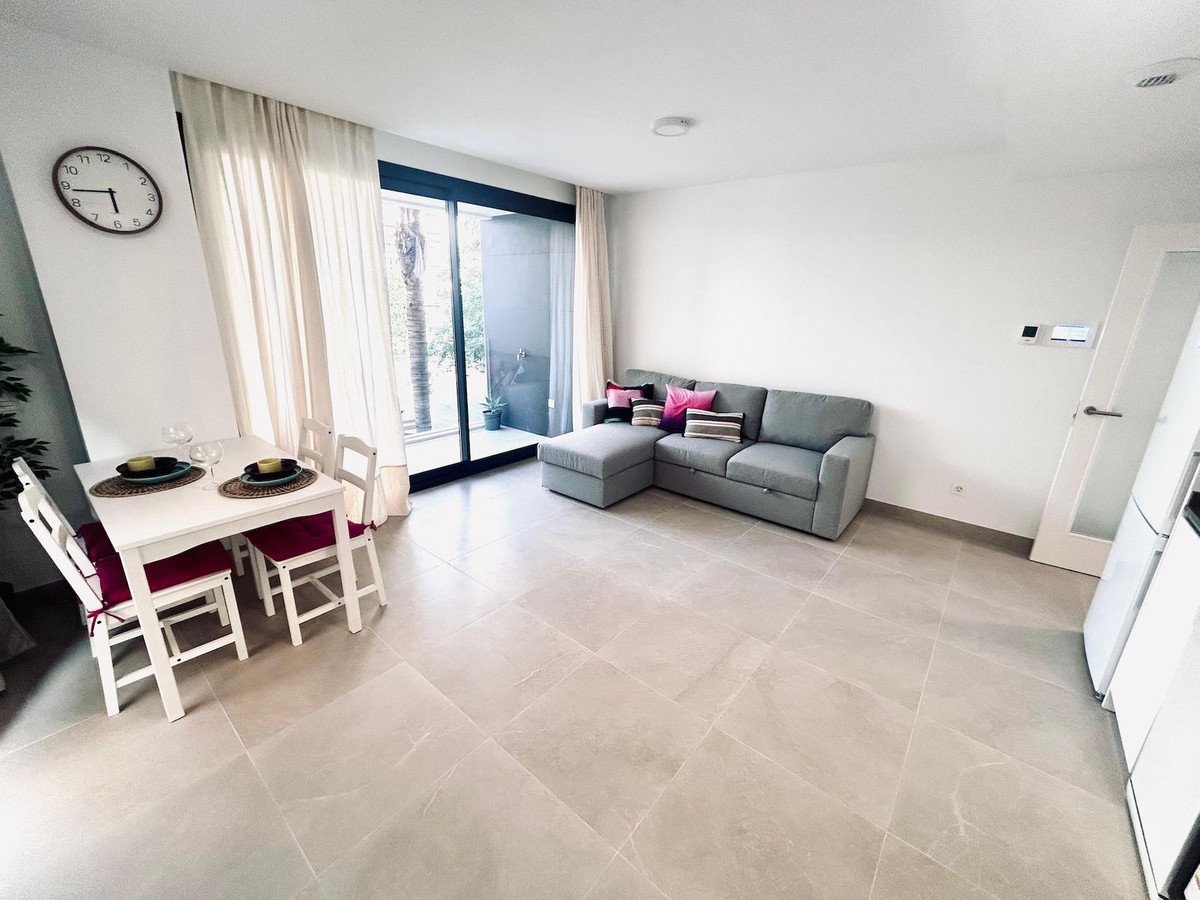 2 Bed Middle Floor Apartment in Estepona
