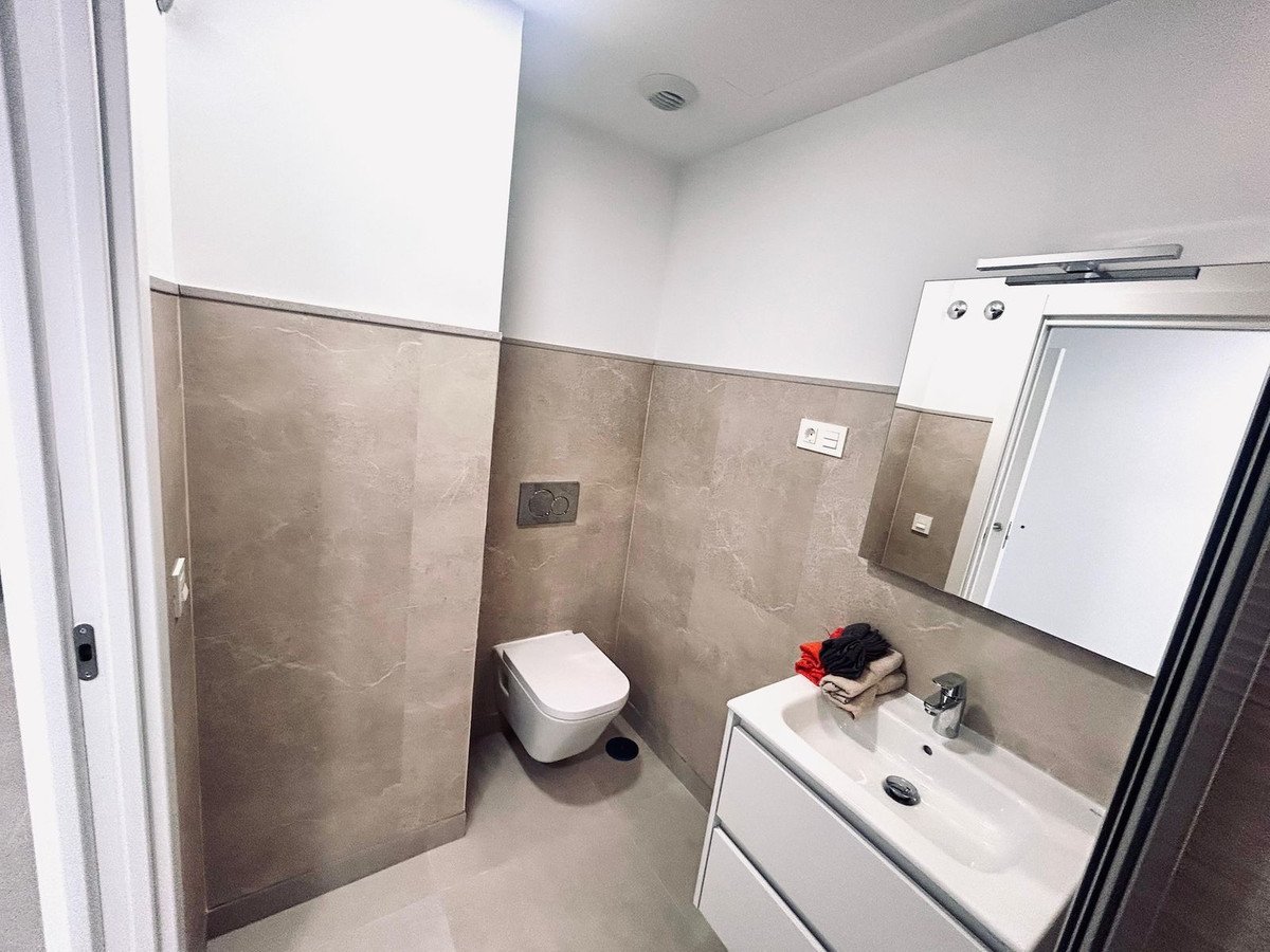 2 Bed Middle Floor Apartment in Estepona