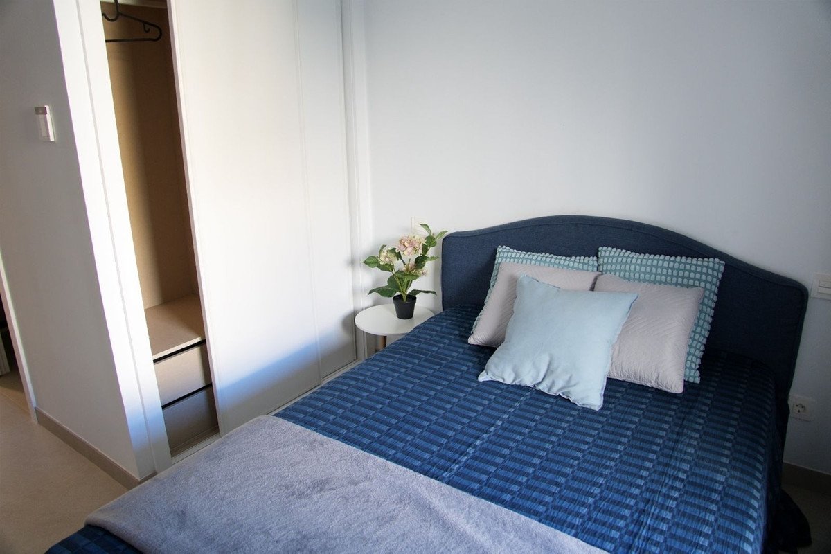 2 Bed Middle Floor Apartment in Estepona
