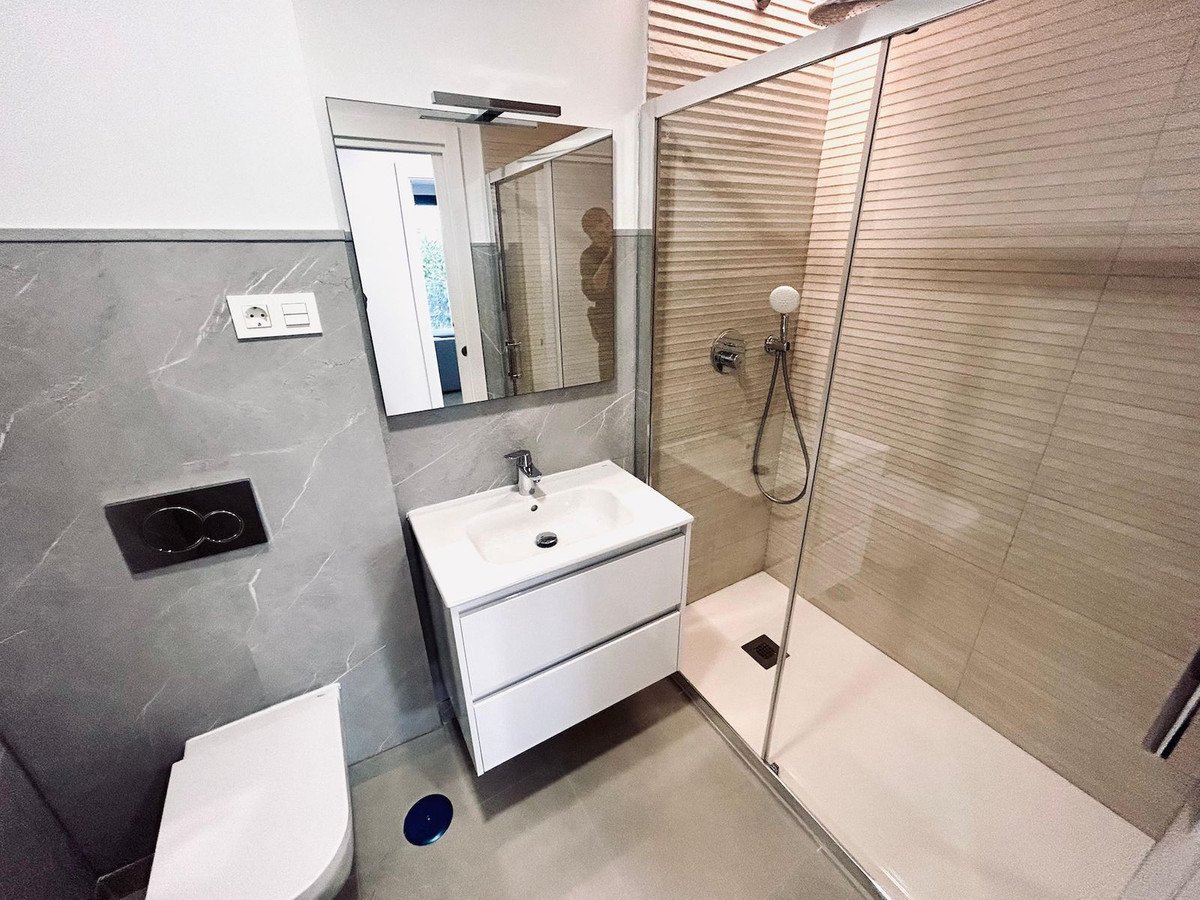 2 Bed Middle Floor Apartment in Estepona