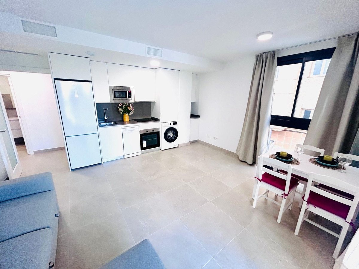 2 Bed Middle Floor Apartment in Estepona