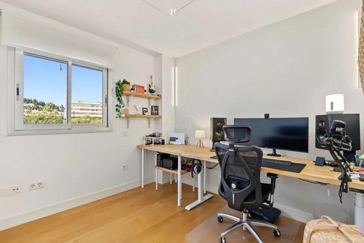 3 Bed Middle Floor Apartment in El Chaparral