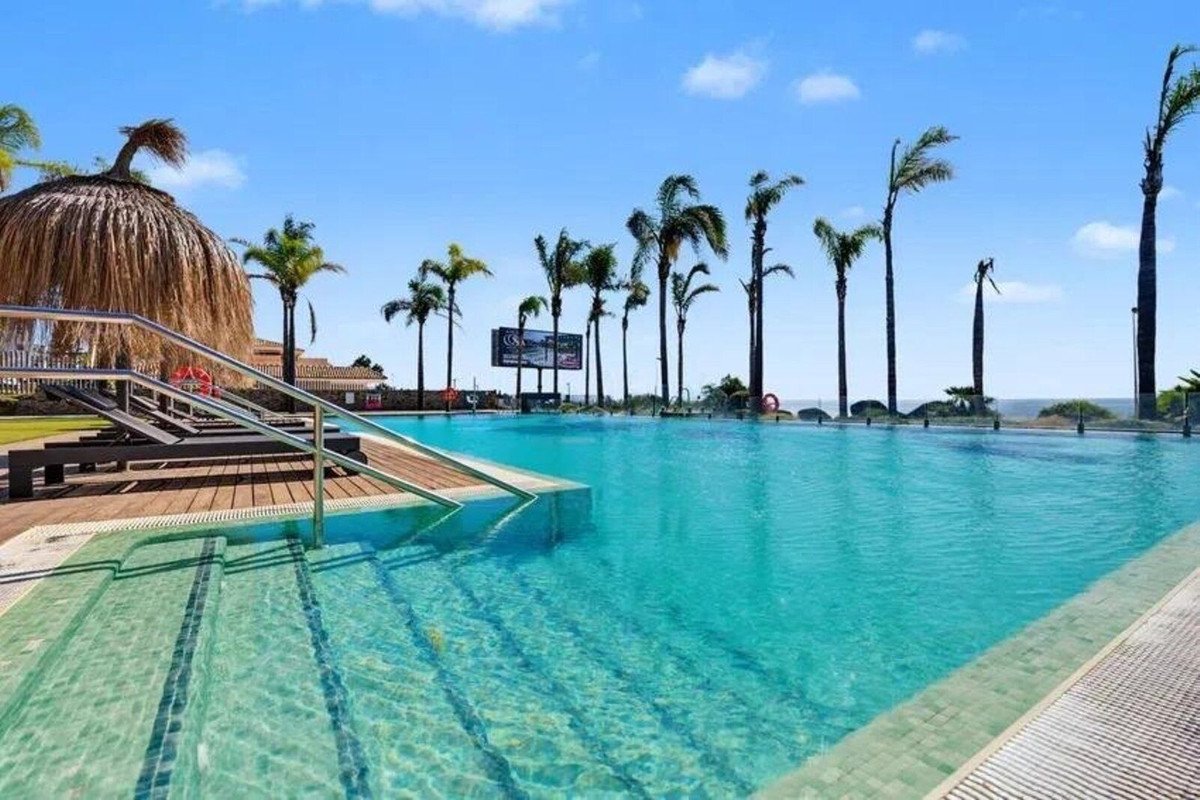 3 Bed Middle Floor Apartment in El Chaparral