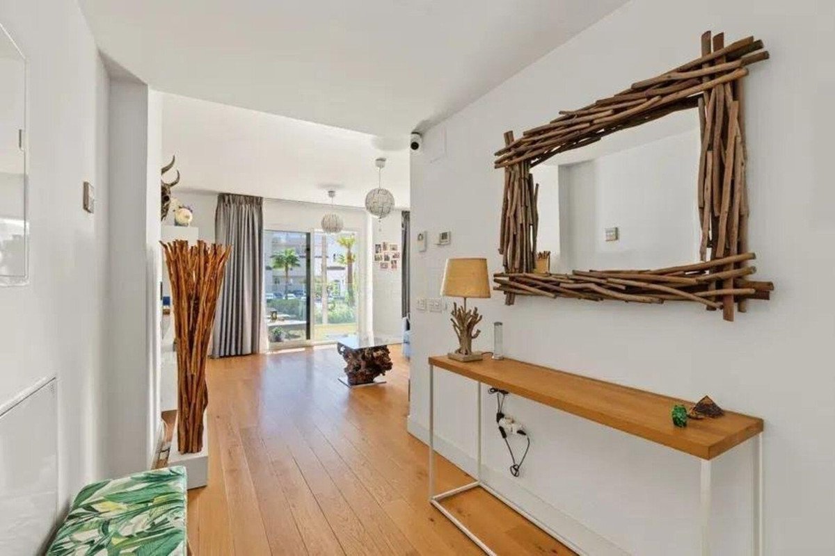 3 Bed Middle Floor Apartment in El Chaparral