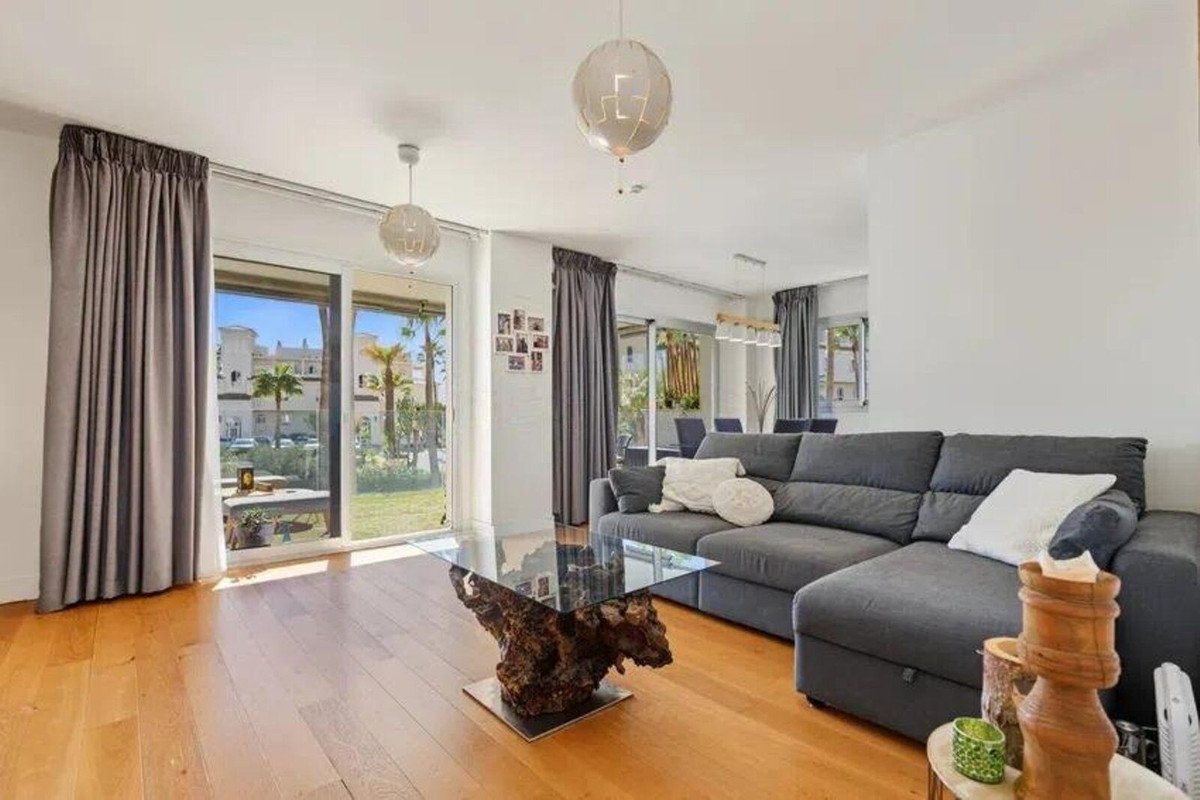 3 Bed Middle Floor Apartment in El Chaparral
