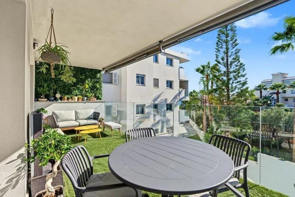 3 Bed Middle Floor Apartment in El Chaparral